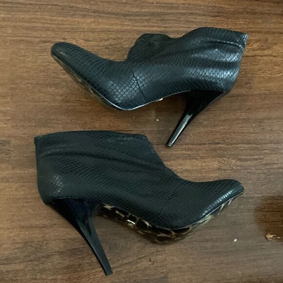 Betsey Johnson Crocodile Ankle Boots Sz 10 - Picture 2 of 9